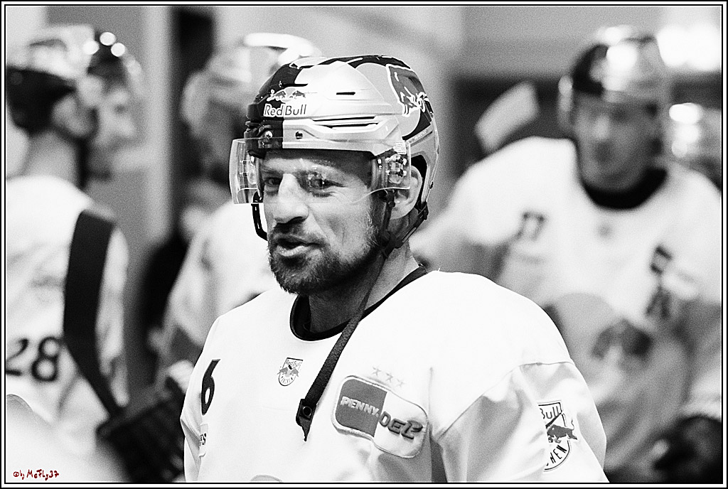 PENNY DEL Viertelfinale 4. Spiel; Duesseldorfer EG - Red Bull Muenchen; Duesseldorf, 16.04.2022